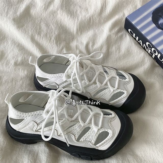 Sandales à plateforme et panneaux découpés