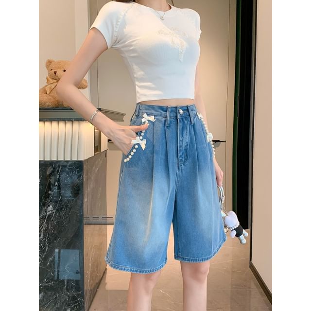 Short en jean délavé taille haute avec nœud et perles