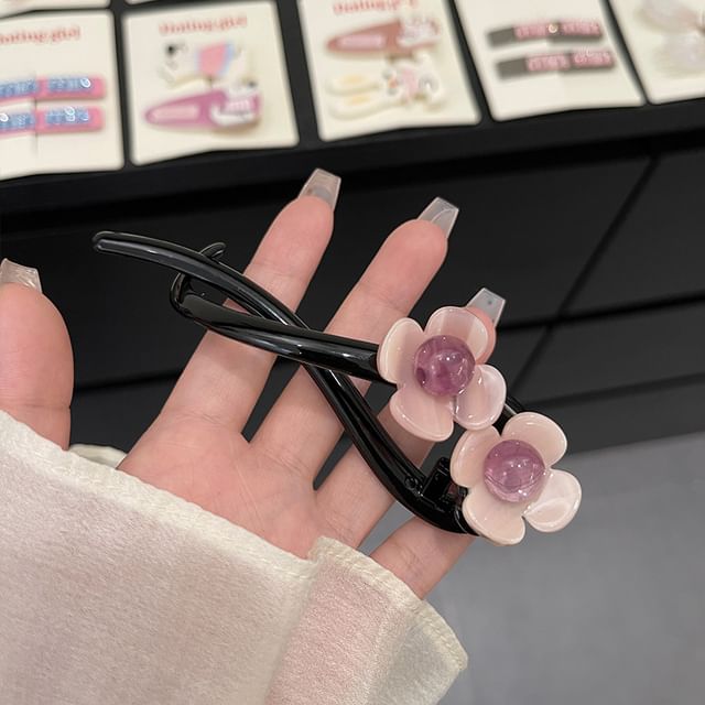 Coiffe torsadée à motif floral