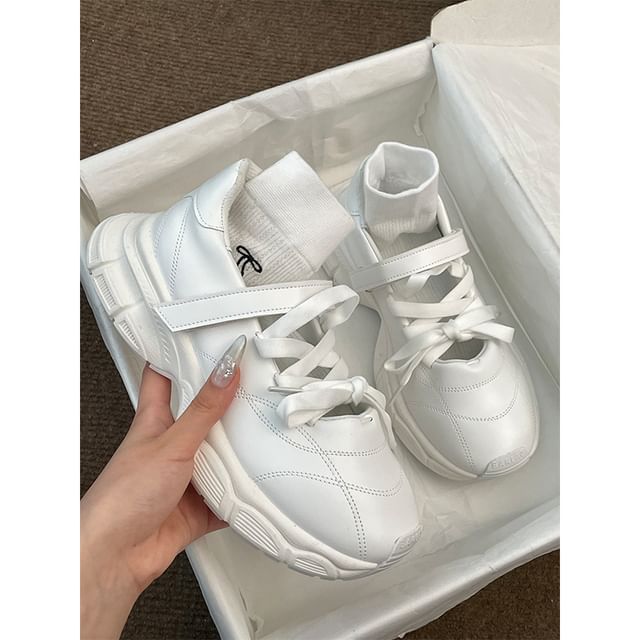 Lacets adhésifs à plateforme