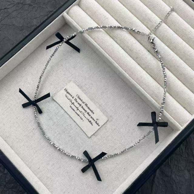 Collier ras du cou avec perles et nœud