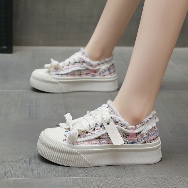 Plateforme en dentelle effilochée