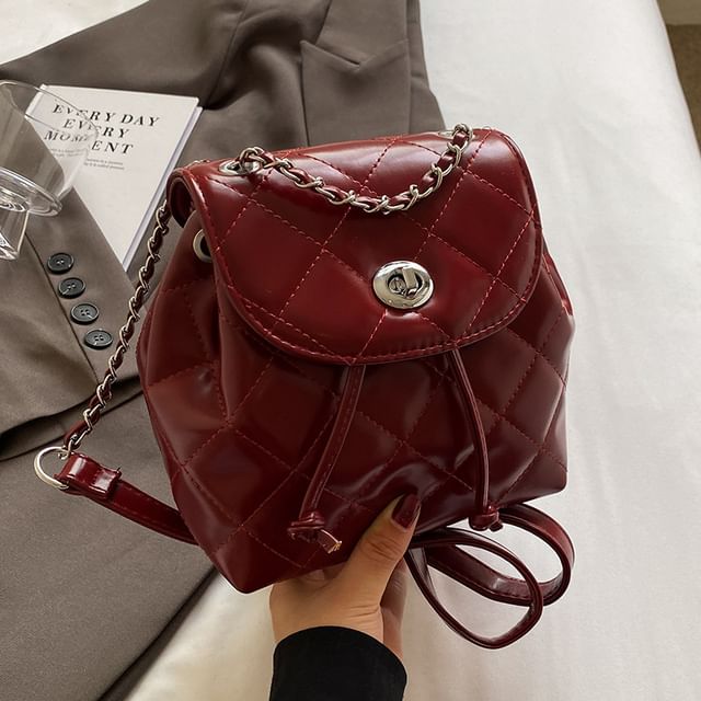 Sac à dos matelassé à rabat avec cordon de serrage