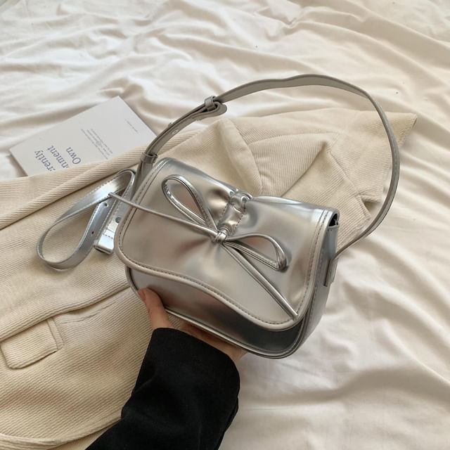 Sac à bandoulière à rabat avec cordon de serrage en similicuir