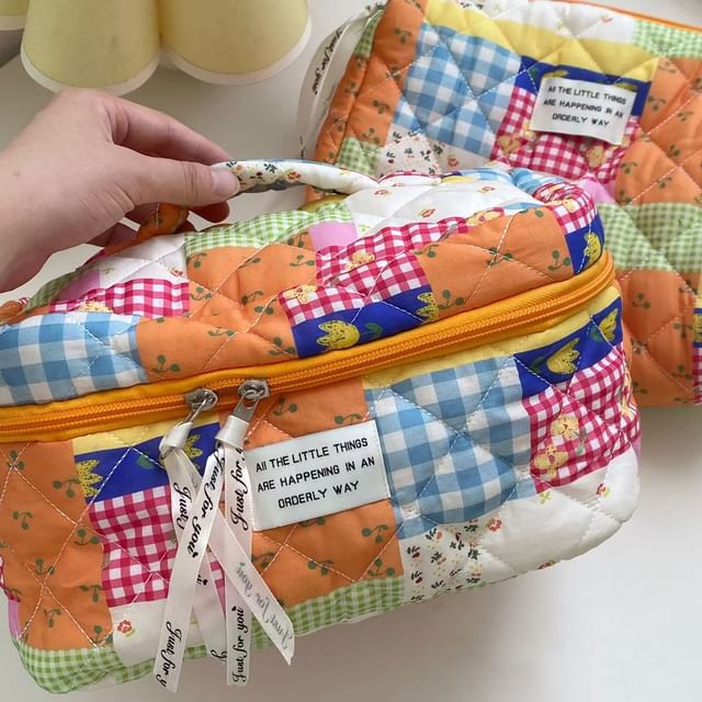 Trousse de maquillage/pochette en tissu patchwork avec lettrage appliqué