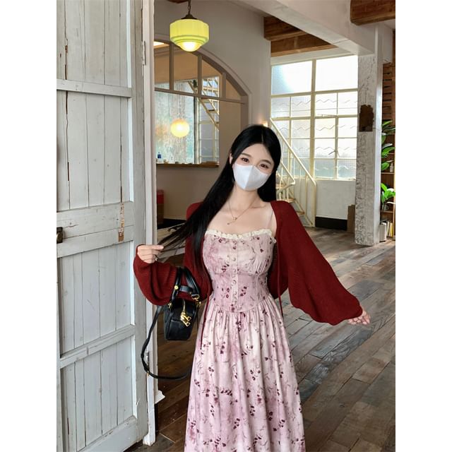 Robe mi-longue trapèze fleurie à bretelles spaghetti / Boléro uni