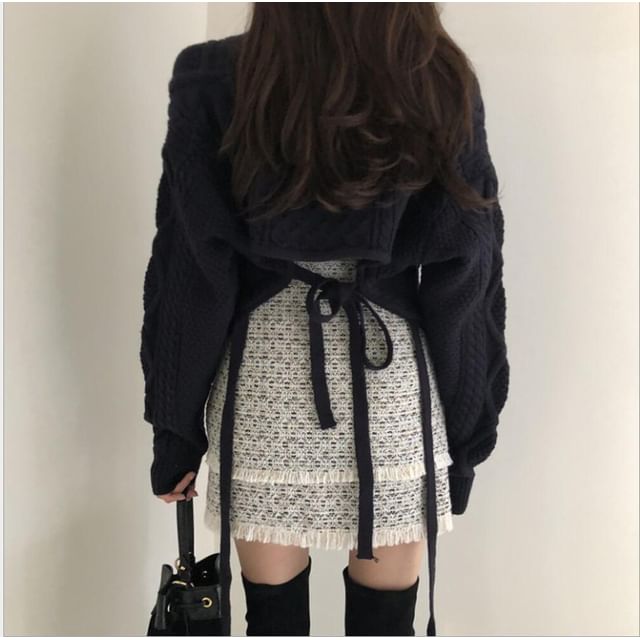 Pull col V en maille torsadée avec lien dans le dos