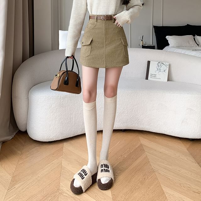 Jupe trapèze courte taille haute en velours côtelé uni