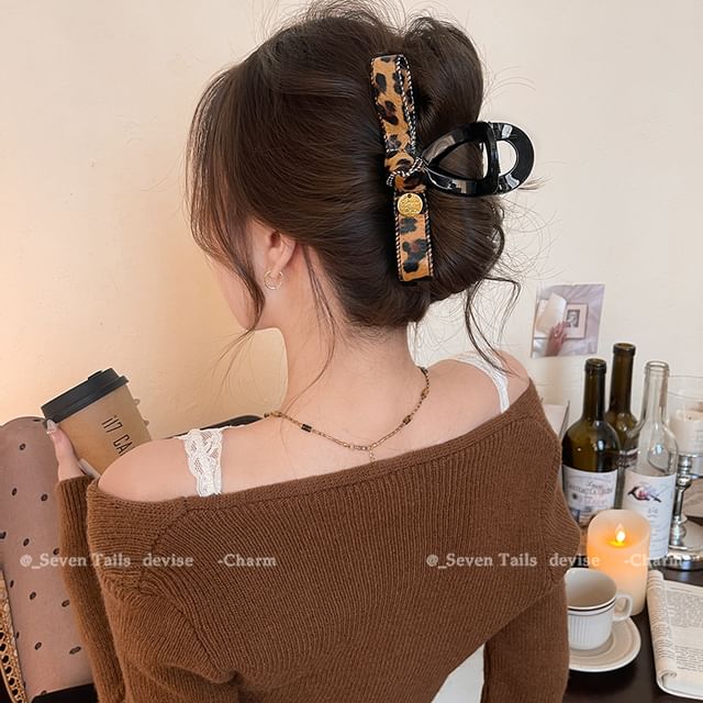 Pince à cheveux en acrylique avec nœud en similicuir imprimé léopard