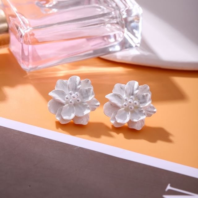 Flower Pearl Earring Faux Stud