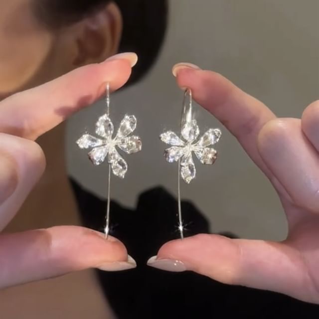 Boucle d'oreille pendante en forme de fleur