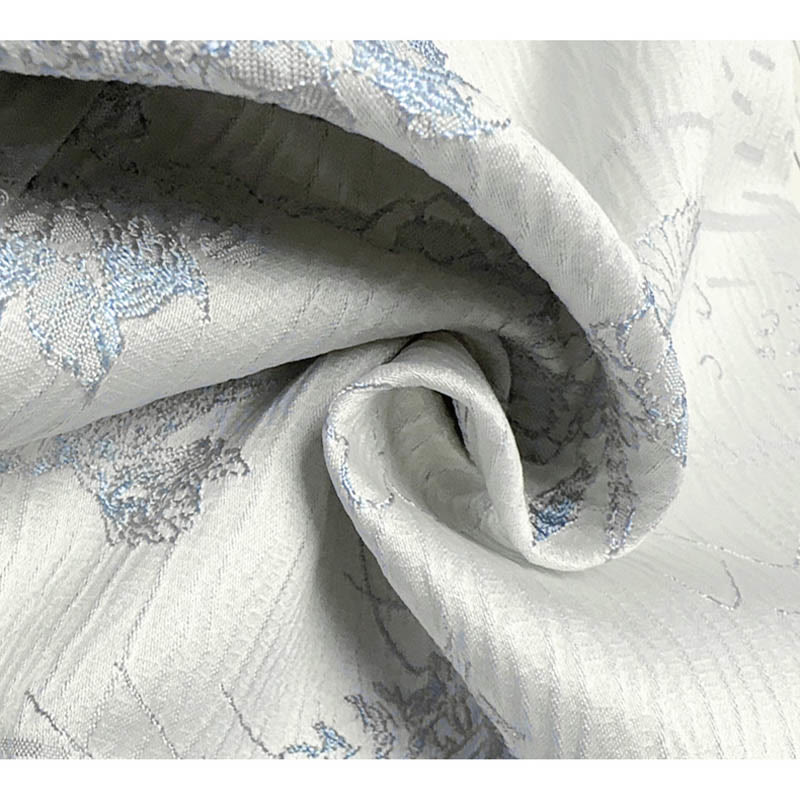 Klassisches Set aus Hemd und Rock mit Blumenstickerei