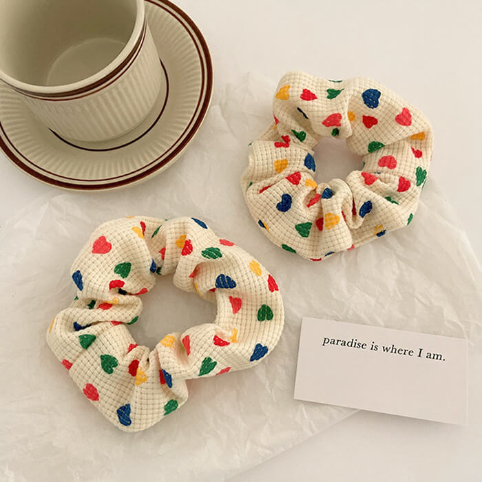 Haargummi mit bunten Herzen