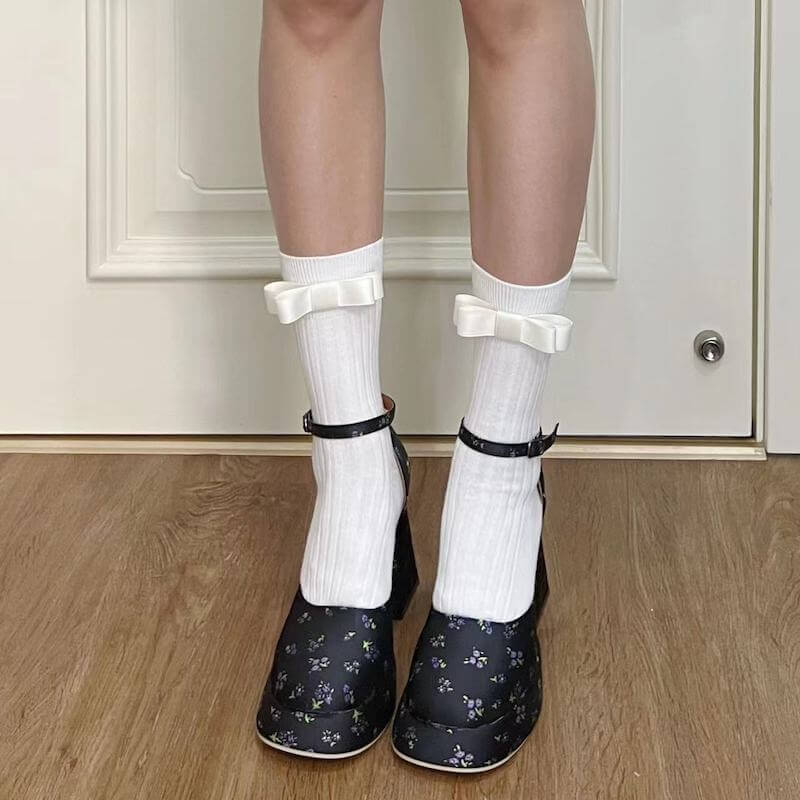 Chaussettes en tricot avec nœuds