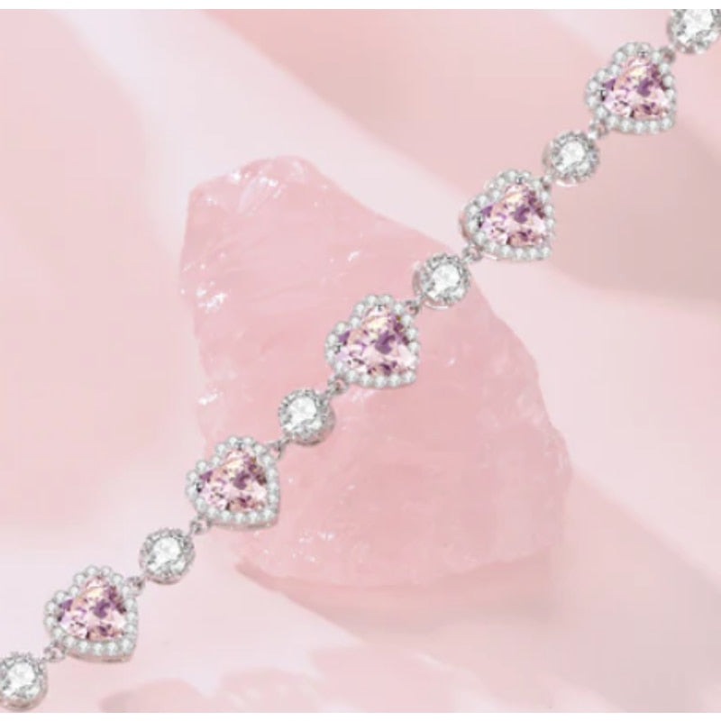 Bracelet Adorned with A Delicate Heart Wonderland Case