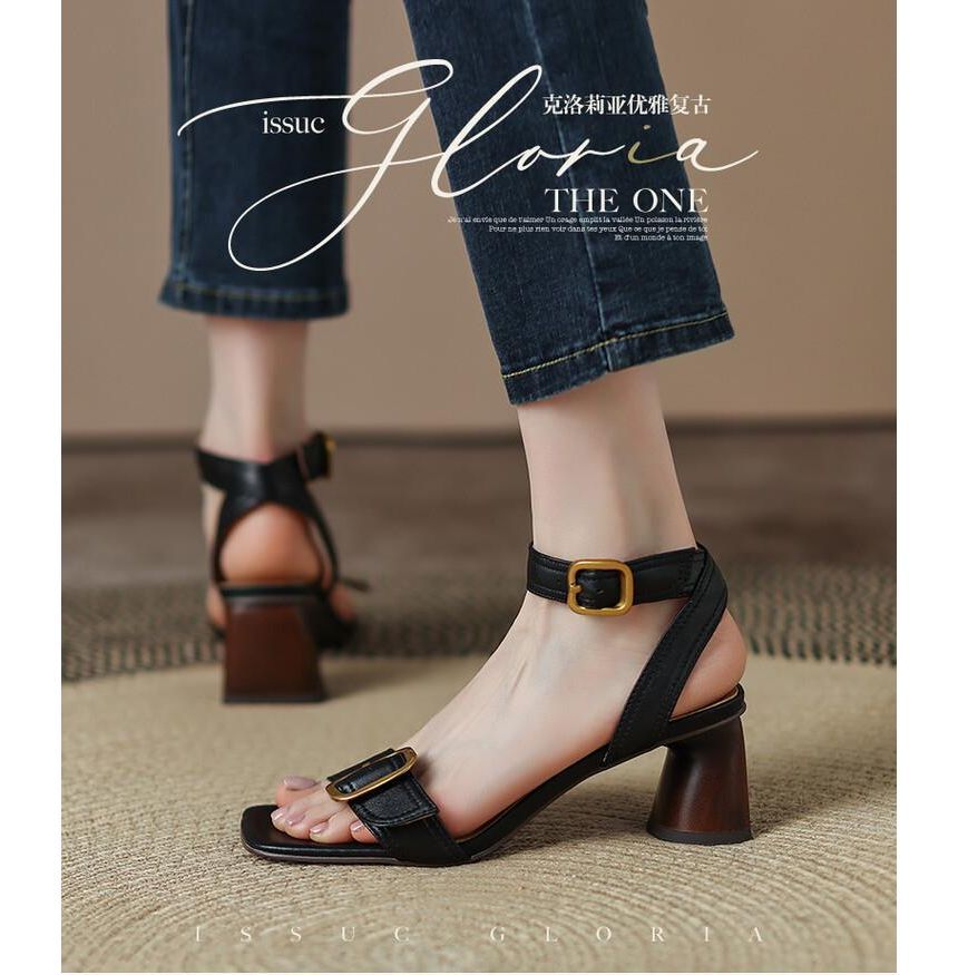 Heel Buckled Sandals Round