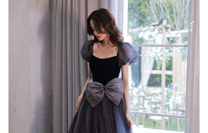 Robe de soirée trapèze en maille pailletée à manches bouffantes et nœud