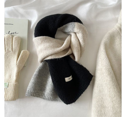 Applique Scarf Color Lettering Block Knit