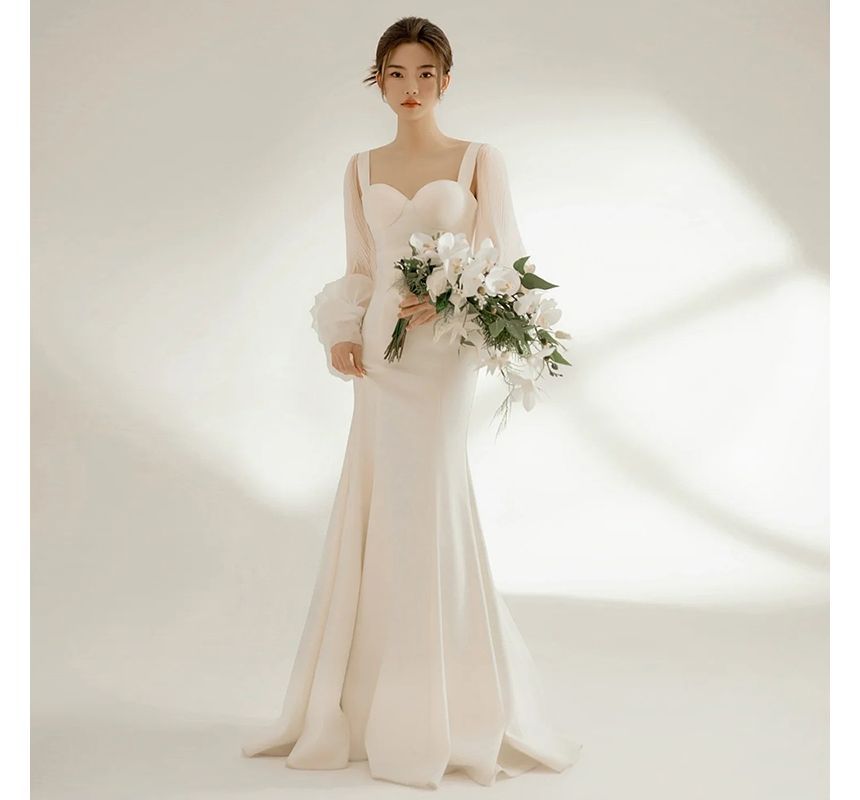 Long-Sleeve Sweetheart Neckline Plain Sheath Wedding Gown