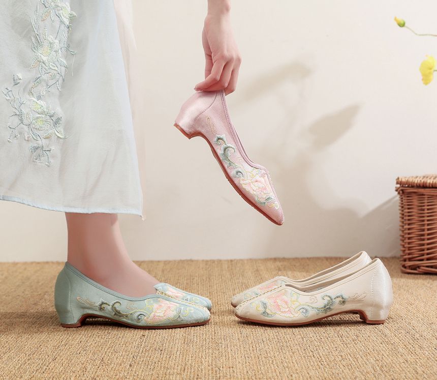 Floral Embroidered Pumps Satin