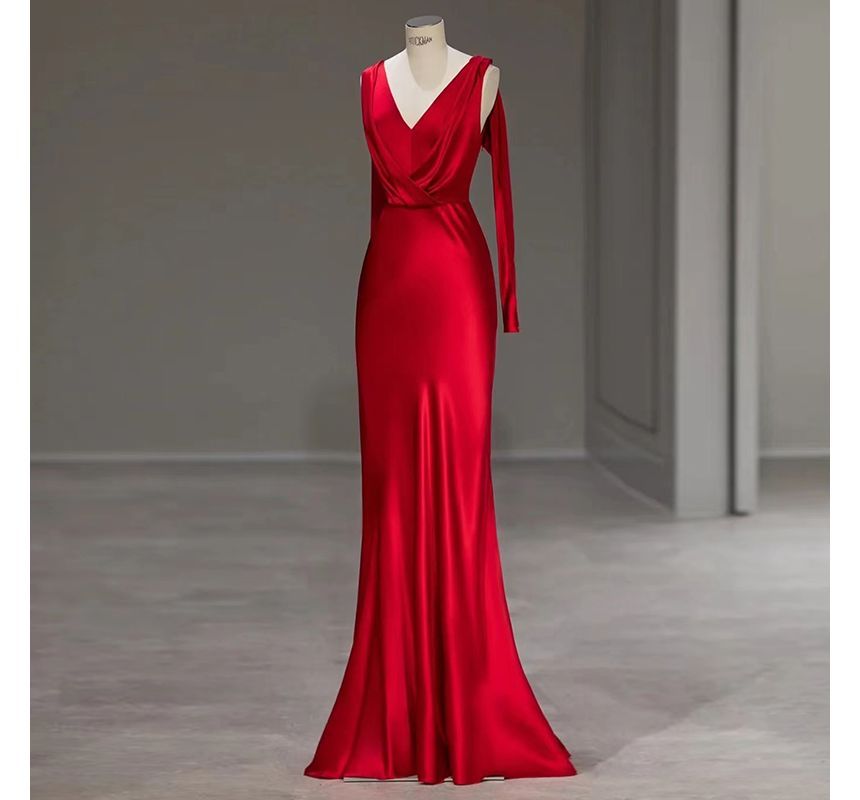 Sleeveless V-Neck Plain Sheath Evening Gown