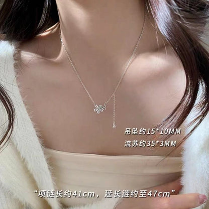 Floral Pendant Alloy Choker