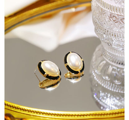 Oval Pearl Earring