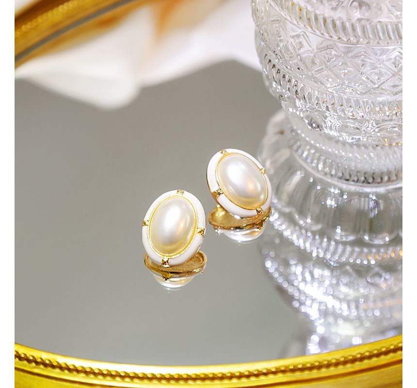 Oval Pearl Earring