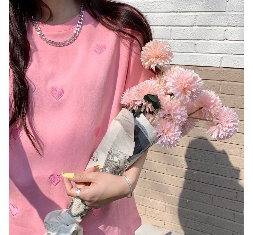 Tee Embroidered Neck Short-Sleeve Heart Round