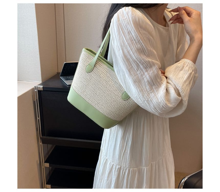 Sac seau tissé avec empiècement en similicuir