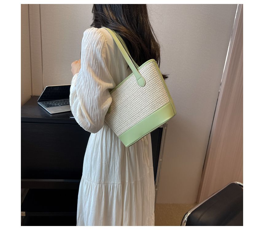 Sac seau tissé avec empiècement en similicuir