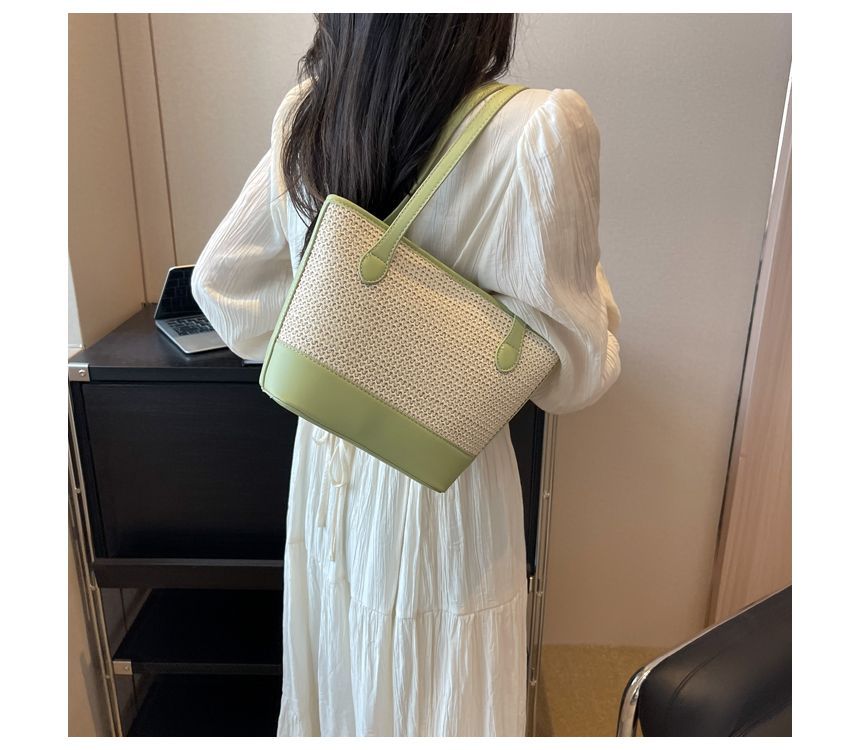 Sac seau tissé avec empiècement en similicuir