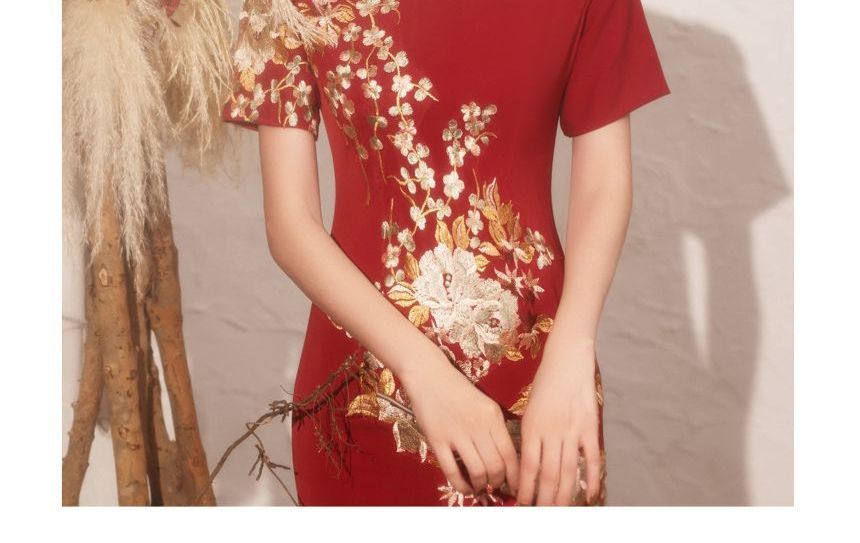 Short-Sleeve Side-Slit Qipao / Flower Embroidered A-Line Qipao