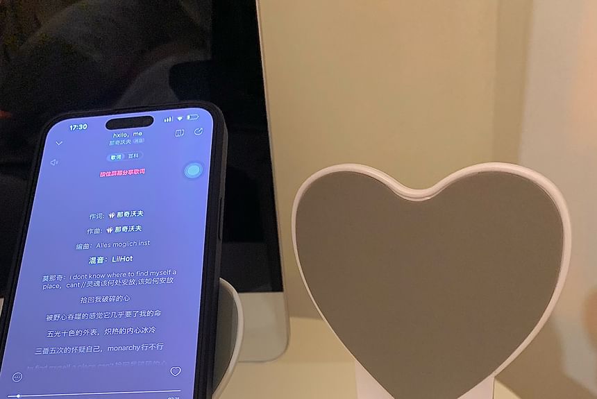 Heart Retractable Desktop Phone Stand