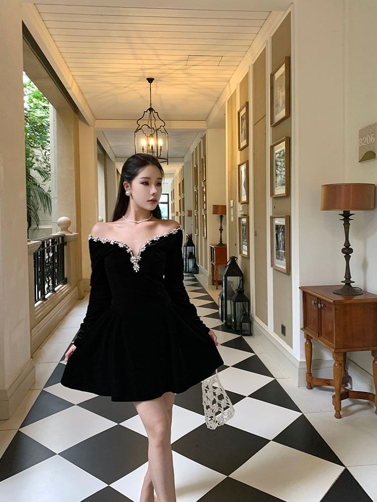 Long-Sleeve Off Shoulder Plain Rhinestone Velvet Mini A-Line Cocktail Dress