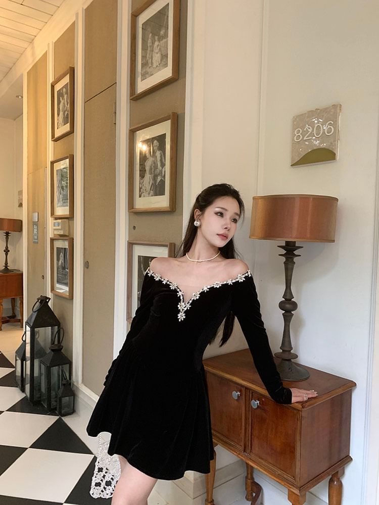 Long-Sleeve Off Shoulder Plain Rhinestone Velvet Mini A-Line Cocktail Dress