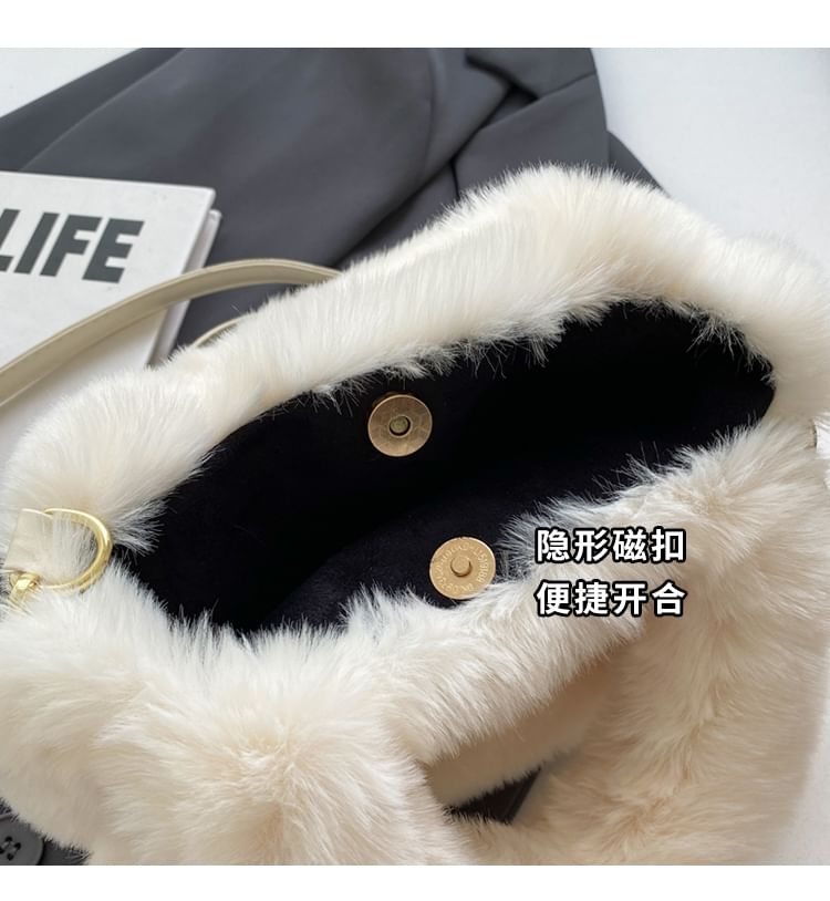 Sac à bandoulière moelleux brodé avec œil