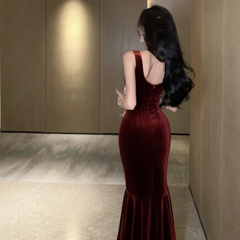 Sleeveless Plain Back Velvet V-Neck Open Mermaid Evening Gown