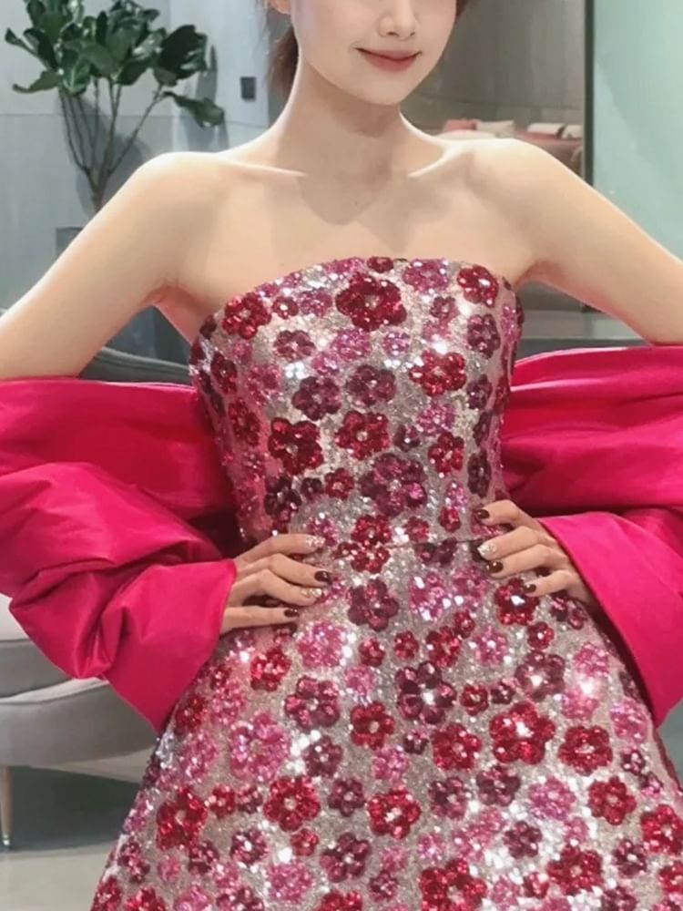 Robe trapèze courte sans bretelles à sequins floraux et nœud dans le dos avec fente