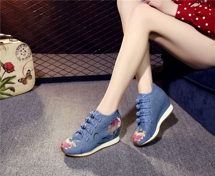 Sneakers Wedge Embroidered Hidden Flower