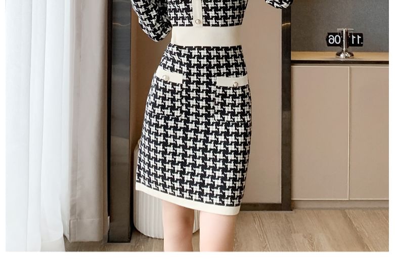 Long-Sleeve Crew Neck Patterned Knit Mini Sheath Dress