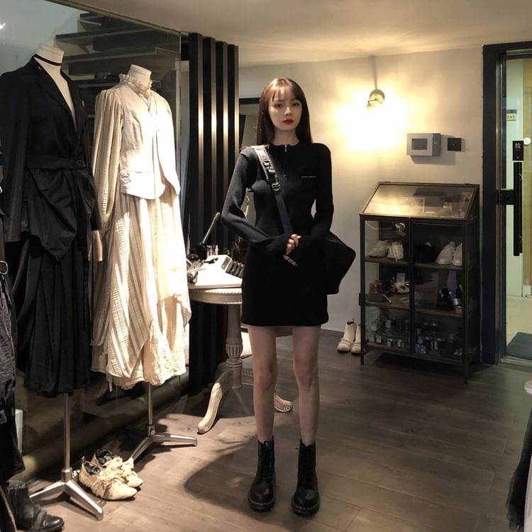 Robe moulante courte unie à manches longues et col ras du cou