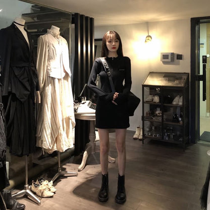 Robe moulante courte unie à manches longues et col ras du cou