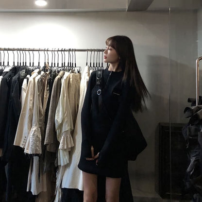 Robe moulante courte unie à manches longues et col ras du cou