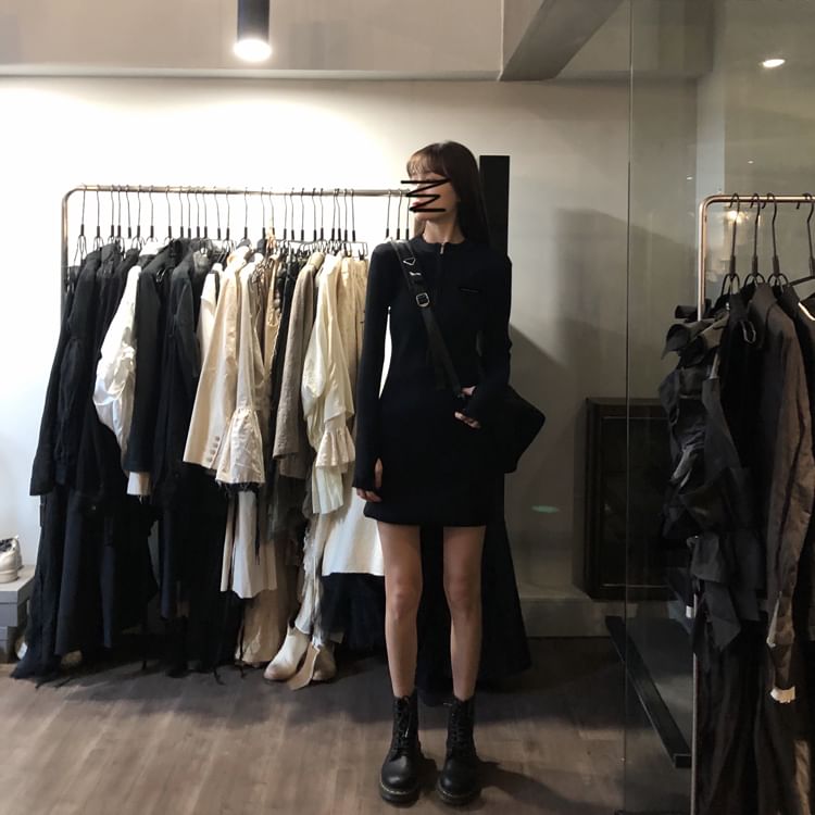 Robe moulante courte unie à manches longues et col ras du cou