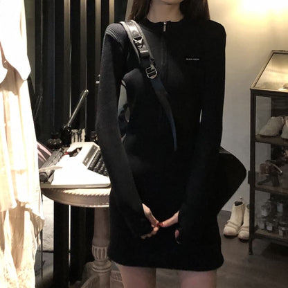 Robe moulante courte unie à manches longues et col ras du cou