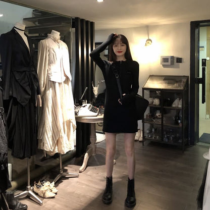 Robe moulante courte unie à manches longues et col ras du cou