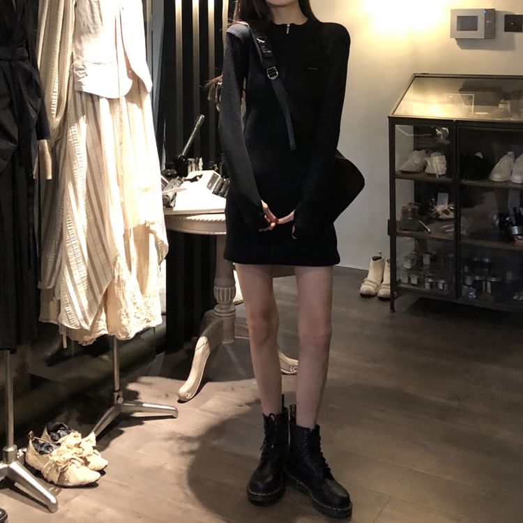 Robe moulante courte unie à manches longues et col ras du cou