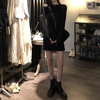 Robe moulante courte unie à manches longues et col ras du cou