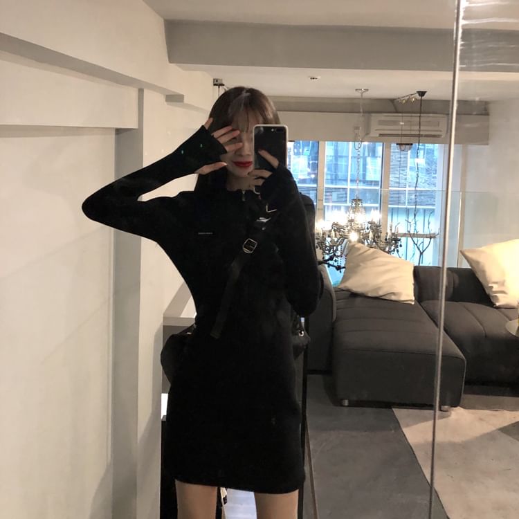 Robe moulante courte unie à manches longues et col ras du cou